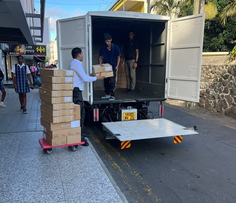 Camion MoveNRent en cours de livraison à Maurice